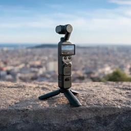 DJI Osmo Pocket 4 Creator Combo ricondizionato - Reebelo Italia